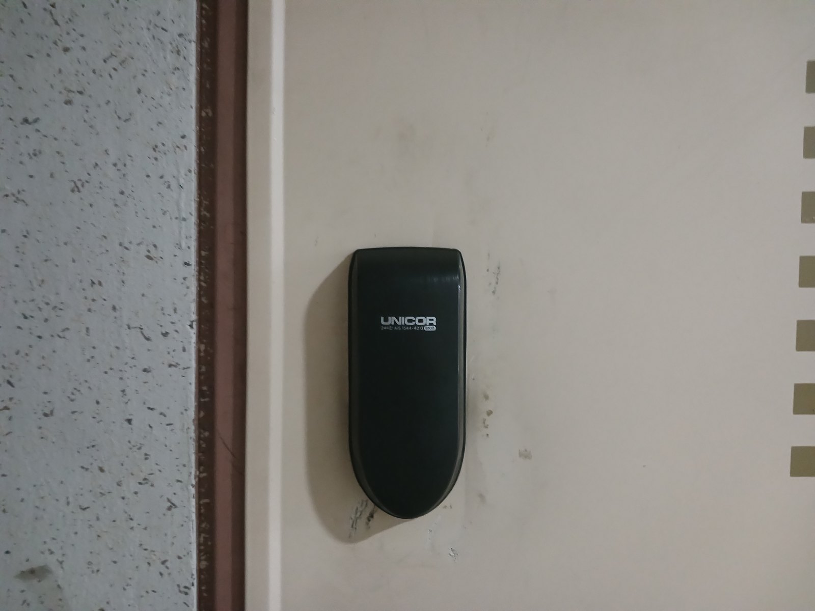 상록구 해양동 출장 — 베이지 철문에 붙은 덮개 닫힌 검은 보조키 도어락과 갈색 문틀